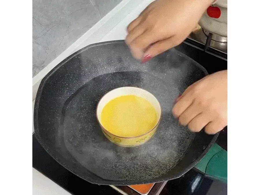 The anti-scald bowl holder clip gripping a hot bowl